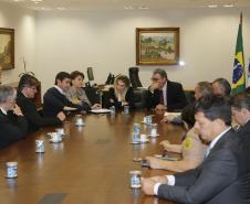 A governadora Cia Borghetti durante reunião nesta segunda-feira com o prefeito de Guarapuava Cesar Silvestri filho, secretário especial de Administração Penitenciaria Ceronel Elio de Oliveira e o chefe do Departamento Peniténciario do Estado, delegado Francisco Caricatti e demais autoridades. - Curitiba/Pr, 11.06.2018 - Foto Jonas Oliveira/Governadoria