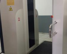 Penitenciárias do Paraná estão sendo equipadas com escâneres corporais que auxiliam na revista dos visitantes. Com a medida, o procedimento de segurança acontece de forma mais precisa e segura, além de evitar situações vexatórias que violem a dignidade e a intimidade da pessoa.  -  Curitiba, 30/04/2019  -  Foto: Divulgação Depen PR