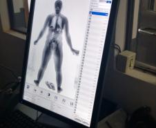 Penitenciárias do Paraná estão sendo equipadas com escâneres corporais que auxiliam na revista dos visitantes. Com a medida, o procedimento de segurança acontece de forma mais precisa e segura, além de evitar situações vexatórias que violem a dignidade e a intimidade da pessoa.  -  Curitiba, 30/04/2019  -  Foto: Divulgação Depen PR