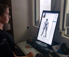 Penitenciárias do Paraná estão sendo equipadas com escâneres corporais que auxiliam na revista dos visitantes. Com a medida, o procedimento de segurança acontece de forma mais precisa e segura, além de evitar situações vexatórias que violem a dignidade e a intimidade da pessoa.  -  Curitiba, 30/04/2019  -  Foto: Divulgação Depen PR