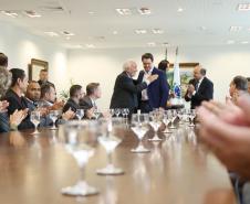 O governador Carlos Massa Ratinho Junior entregou nesta quarta-feira armas, rádios comunicadores e veículos de escolta ao Departamento Penitenciário do Paraná (Depen). O objetivo é equipar e modernizar o sistema prisional do Estado. Curitiba, 08/05/2019. Foto: José Fernando Ogura/ANPr