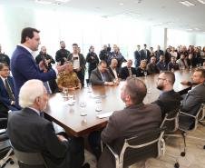 O governador Carlos Massa Ratinho Junior entregou nesta quarta-feira armas, rádios comunicadores e veículos de escolta ao Departamento Penitenciário do Paraná (Depen). O objetivo é equipar e modernizar o sistema prisional do Estado. Curitiba, 08/05/2019. Foto: José Fernando Ogura/ANPr