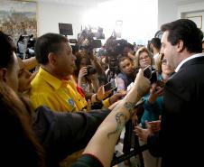 O governador Carlos Massa Ratinho Junior confirmou nesta quarta-feira (18) investimentos do Estado em pacote de obras da área da Segurança Pública. Serão construídas cadeias públicas em Foz do Iguaçu, Londrina, Ponta Grossa e Guaíra e delegacias em Araucária, Almirante Tamandaré e Colombo. A solenidade foi no Palácio Iguaçu, com a presença do secretário da Segurança Pública, Romulo Marinho Soares. Curitiba,18/09/2019 Foto:Jaelson Lucas / AEN