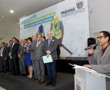 O governador Carlos Massa Ratinho Junior confirmou nesta quarta-feira (18) investimentos do Estado em pacote de obras da área da Segurança Pública. Serão construídas cadeias públicas em Foz do Iguaçu, Londrina, Ponta Grossa e Guaíra e delegacias em Araucária, Almirante Tamandaré e Colombo. A solenidade foi no Palácio Iguaçu, com a presença do secretário da Segurança Pública, Romulo Marinho Soares. Curitiba,18/09/2019 Foto:Jaelson Lucas / AEN