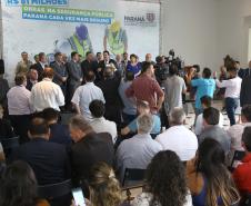 O governador Carlos Massa Ratinho Junior confirmou nesta quarta-feira (18) investimentos do Estado em pacote de obras da área da Segurança Pública. Serão construídas cadeias públicas em Foz do Iguaçu, Londrina, Ponta Grossa e Guaíra e delegacias em Araucária, Almirante Tamandaré e Colombo. A solenidade foi no Palácio Iguaçu, com a presença do secretário da Segurança Pública, Romulo Marinho Soares. Curitiba,18/09/2019 Foto:Jaelson Lucas / AEN