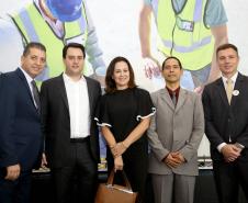 O governador Carlos Massa Ratinho Junior confirmou nesta quarta-feira (18) investimentos do Estado em pacote de obras da área da Segurança Pública. Serão construídas cadeias públicas em Foz do Iguaçu, Londrina, Ponta Grossa e Guaíra e delegacias em Araucária, Almirante Tamandaré e Colombo. A solenidade foi no Palácio Iguaçu, com a presença do secretário da Segurança Pública, Romulo Marinho Soares. Curitiba,18/09/2019 Foto:Jaelson Lucas / AEN