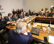 O governador Carlos Massa Ratinho Junior e o ministro da Justiça Sergio Moro, participaram da Encontro do Conselho Nacional de Secretários de Estado da Justiça, Cidadania, Direitos Humanos e Administração Penitenciária, que realiza-se no Palácio Iguaçu. Participaram: os secretários: de Segurança Pública, cel. Romulo Marinho Soares; entre outros.Curitiba, 04-10-19.Foto: Arnaldo Alves / AEN.