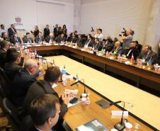 O governador Carlos Massa Ratinho Junior e o ministro da Justiça Sergio Moro, participaram da Encontro do Conselho Nacional de Secretários de Estado da Justiça, Cidadania, Direitos Humanos e Administração Penitenciária, que realiza-se no Palácio Iguaçu. Participaram: os secretários: de Segurança Pública, cel. Romulo Marinho Soares; entre outros.Curitiba, 04-10-19.Foto: Arnaldo Alves / AEN.