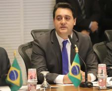 O governador Carlos Massa Ratinho Junior e o ministro da Justiça Sergio Moro, participaram da Encontro do Conselho Nacional de Secretários de Estado da Justiça, Cidadania, Direitos Humanos e Administração Penitenciária, que realiza-se no Palácio Iguaçu. Participaram: os secretários: de Segurança Pública, cel. Romulo Marinho Soares; entre outros.Curitiba, 04-10-19.Foto: Arnaldo Alves / AEN.