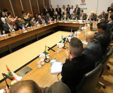 O governador Carlos Massa Ratinho Junior e o ministro da Justiça Sergio Moro, participaram da Encontro do Conselho Nacional de Secretários de Estado da Justiça, Cidadania, Direitos Humanos e Administração Penitenciária, que realiza-se no Palácio Iguaçu. Participaram: os secretários: de Segurança Pública, cel. Romulo Marinho Soares; entre outros.Curitiba, 04-10-19.Foto: Arnaldo Alves / AEN.