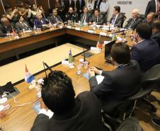 O governador Carlos Massa Ratinho Junior e o ministro da Justiça Sergio Moro, participaram da Encontro do Conselho Nacional de Secretários de Estado da Justiça, Cidadania, Direitos Humanos e Administração Penitenciária, que realiza-se no Palácio Iguaçu. Participaram: os secretários: de Segurança Pública, cel. Romulo Marinho Soares; entre outros.Curitiba, 04-10-19.Foto: Arnaldo Alves / AEN.