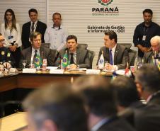 O governador Carlos Massa Ratinho Junior e o ministro da Justiça Sergio Moro, participaram da Encontro do Conselho Nacional de Secretários de Estado da Justiça, Cidadania, Direitos Humanos e Administração Penitenciária, que realiza-se no Palácio Iguaçu. Participaram: os secretários: de Segurança Pública, cel. Romulo Marinho Soares; entre outros.Curitiba, 04-10-19.Foto: Arnaldo Alves / AEN.
