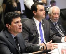 O governador Carlos Massa Ratinho Junior e o ministro da Justiça Sergio Moro, participaram da Encontro do Conselho Nacional de Secretários de Estado da Justiça, Cidadania, Direitos Humanos e Administração Penitenciária, que realiza-se no Palácio Iguaçu. Participaram: os secretários: de Segurança Pública, cel. Romulo Marinho Soares; entre outros.Curitiba, 04-10-19.Foto: Arnaldo Alves / AEN.