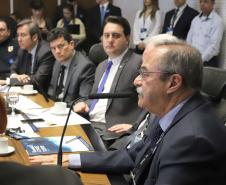 O governador Carlos Massa Ratinho Junior e o ministro da Justiça Sergio Moro, participaram da Encontro do Conselho Nacional de Secretários de Estado da Justiça, Cidadania, Direitos Humanos e Administração Penitenciária, que realiza-se no Palácio Iguaçu. Participaram: os secretários: de Segurança Pública, cel. Romulo Marinho Soares; entre outros. N/F: secretário da Justiça e Direitos Humanos de Pernambuco e presidente do CONSEJ, Pedro Eurico.Curitiba, 04-10-19.Foto: Arnaldo Alves / AEN.