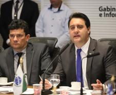 O governador Carlos Massa Ratinho Junior e o ministro da Justiça Sergio Moro, participaram da Encontro do Conselho Nacional de Secretários de Estado da Justiça, Cidadania, Direitos Humanos e Administração Penitenciária, que realiza-se no Palácio Iguaçu. Participaram: os secretários: de Segurança Pública, cel. Romulo Marinho Soares; entre outros.Curitiba, 04-10-19.Foto: Arnaldo Alves / AEN.