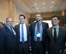 O governador Carlos Massa Ratinho Junior e o ministro da Justiça Sergio Moro, participaram da Encontro do Conselho Nacional de Secretários de Estado da Justiça, Cidadania, Direitos Humanos e Administração Penitenciária, que realiza-se no Palácio Iguaçu. Participaram: os secretários: de Segurança Pública, cel. Romulo Marinho Soares; entre outros.Curitiba, 04-10-19.Foto: Arnaldo Alves / AEN.