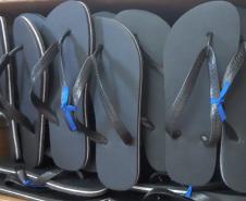 Detentos da unidade prisional de Castro produzem chinelos