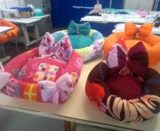 Penitenciária Feminina de Foz reaproveita materiais para confeccionar sacolas e camas para animais abandonados