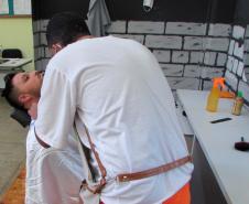 Presos da penitenciária de Cascavel participam de minicurso com barbeiro profissional