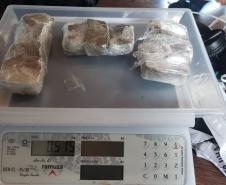 Em posse do servidor foram encontrados 515 gramas de substância análoga a maconha, um aparelho celular e um carregador e seis pacotes de fumo caiçara.