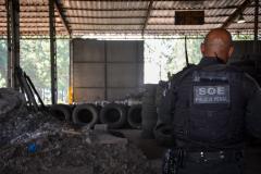 Mão de obra prisional transforma pneus usados em matéria-prima para asfalto no Paraná