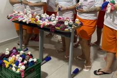 156 amigurumis feitos por apenadas foram doados para Apae, em Alto Paraná