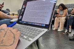 Ao fundo, aluna da Universidade Estadual de Maringá que auxilia os encontros