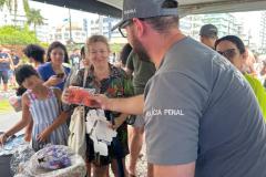 Polícia Penal distribui mais de mil brindes artesanais produzidos no sistema prisional durante o Verão Maior Paraná