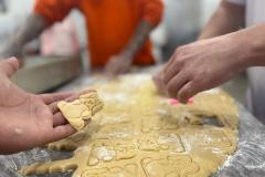 Curso de bolachas de Páscoa qualifica apenados em Cascavel e reforça reintegração social