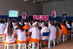 Mulheres privadas de liberdade participam de palestra em alusão ao Agosto Lilás, em Foz do Iguaçu