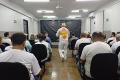 Polícia Penal do Paraná leva espetáculo encenado por pessoas privadas de liberdade com a peça “O Dito Pelo Não Dito”