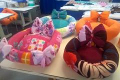 Penitenciária Feminina de Foz reaproveita materiais para confeccionar sacolas e camas para animais abandonados