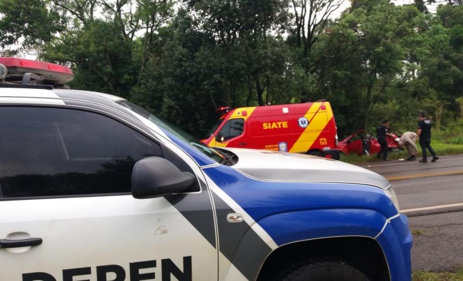 Uma família de três pessoas foi salva de um acidente na PR 466, no Km 248, em Manoel Ribas, por integrantes do Departamento de Polícia Penal (Deppen) enquanto voltavam de uma operação policial, na última terça-feira (05/01). As equipes compostas por integrantes do Grupo de Segurança Interna (GSI) da Penitenciária Industrial de Guarapuava (PIG) e das Cadeias Públicas de Pitanga e Guarapuava foram as primeiras a chegarem no local e ajudar no resgate da família, imediatamente após o ocorrido.