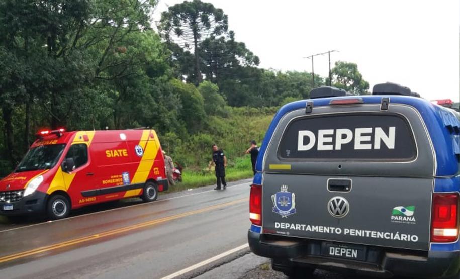 Uma família de três pessoas foi salva de um acidente na PR 466, no Km 248, em Manoel Ribas, por integrantes do Departamento de Polícia Penal (Deppen) enquanto voltavam de uma operação policial, na última terça-feira (05/01). As equipes compostas por integrantes do Grupo de Segurança Interna (GSI) da Penitenciária Industrial de Guarapuava (PIG) e das Cadeias Públicas de Pitanga e Guarapuava foram as primeiras a chegarem no local e ajudar no resgate da família, imediatamente após o ocorrido.