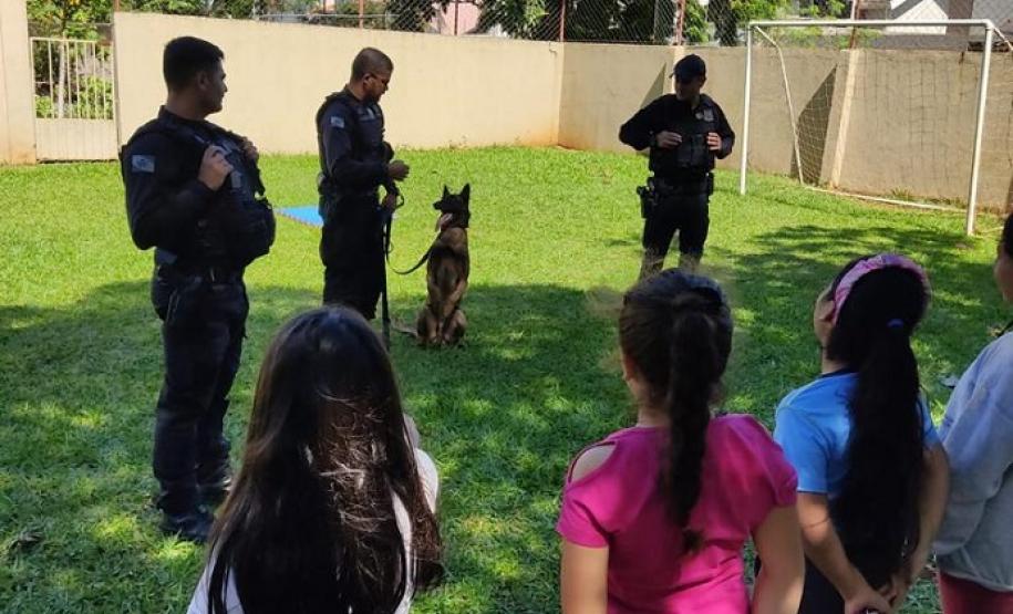 Cães da Polícia Penal realizam show para crianças de projeto social em Foz do Iguaçu