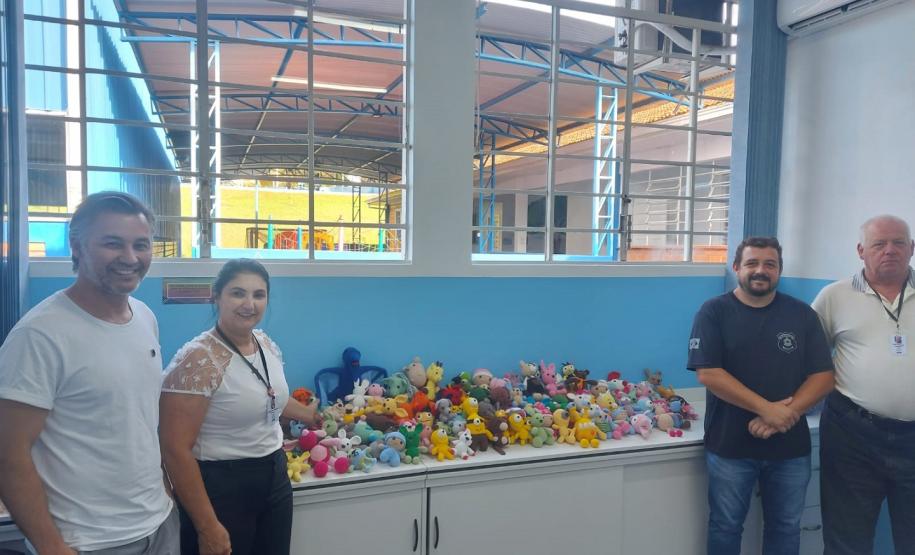 Ação de Páscoa entrega amigurumis produzidos pela Cadeia Pública Hildebrando de Souza a alunos excepcionais de Ponta Grossa
