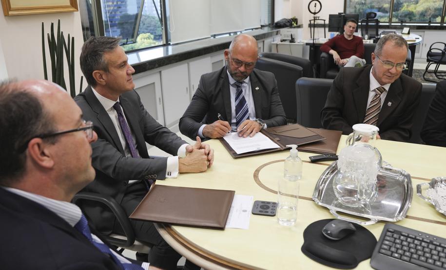 JFPR e Estado do Paraná assinam termo de cooperação para monitoramento dos apenados federais