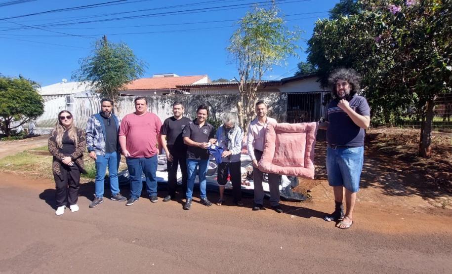 Polícia Penal do Paraná doa camas e roupas pet confeccionadas por apenados a abrigo de animais em Cascavel
