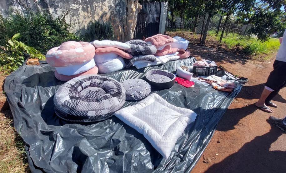 Polícia Penal do Paraná doa camas e roupas pet confeccionadas por apenados a abrigo de animais em Cascavel