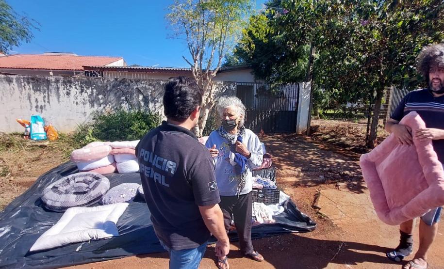 Polícia Penal do Paraná doa camas e roupas pet confeccionadas por apenados a abrigo de animais em Cascavel