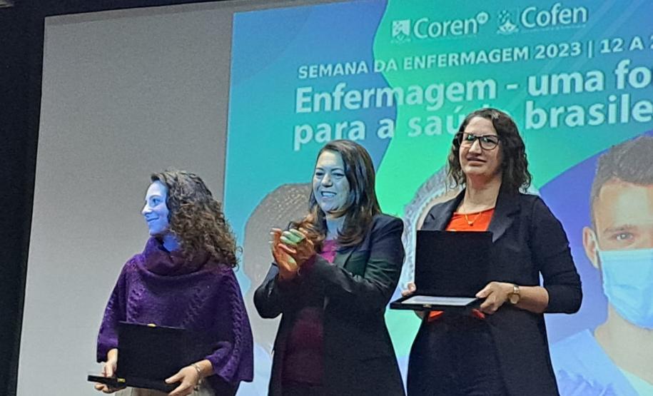 Profissional de saúde da Polícia Penal do Paraná recebe prêmio do Conselho Regional de Enfermagem em Cascavel