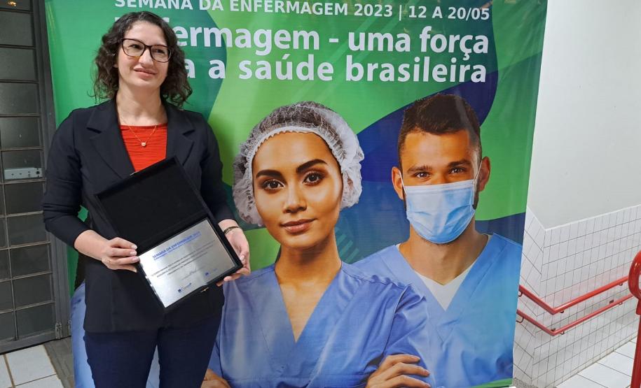 Profissional de saúde da Polícia Penal do Paraná recebe prêmio do Conselho Regional de Enfermagem em Cascavel