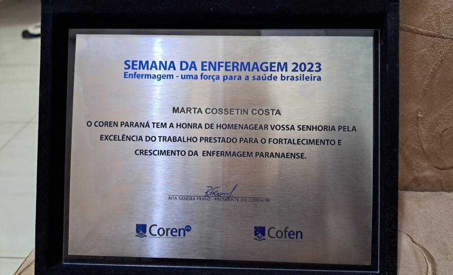 Profissional de saúde da Polícia Penal do Paraná recebe prêmio do Conselho Regional de Enfermagem em Cascavel