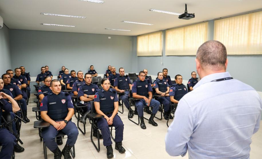 Polícia Penal do Paraná ministra instruções de técnicas não letais a 60 alunos da Guarda Municipal de Londrina
