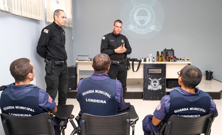 Polícia Penal do Paraná ministra instruções de técnicas não letais a 60 alunos da Guarda Municipal de Londrina