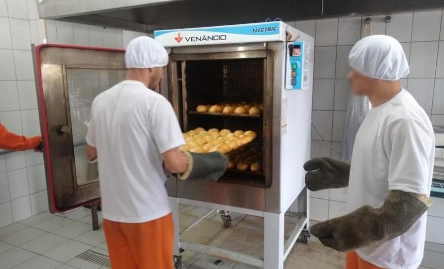 Em Ponta Grossa, 13 custodiados se formam no curso profissionalizante de padeiro