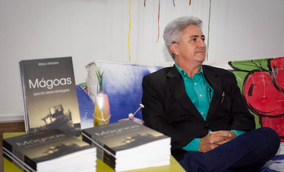 Policial penal da regional de Londrina publica livro de poesias