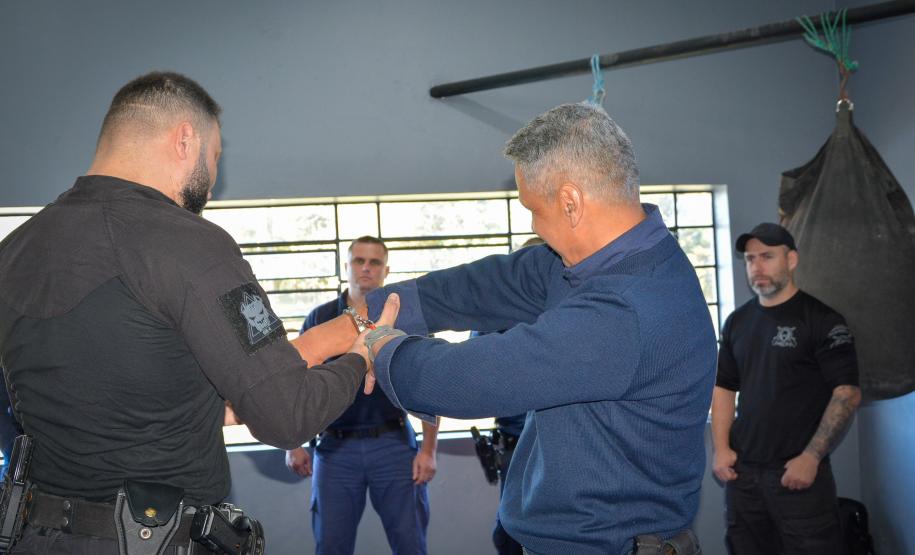 Polícia Penal do Paraná capacita 60 guardas municipais em imobilização e algemamento