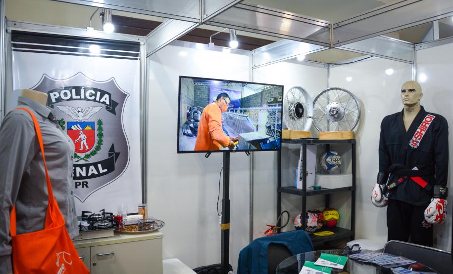 Polícia Penal expõe materiais produzidos através da mão de obra prisional paranaense em feira industrial