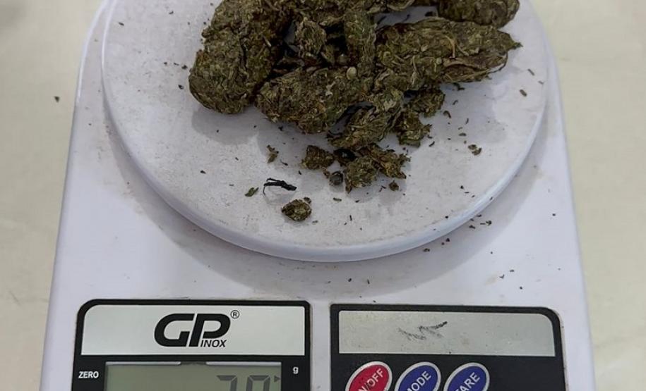 Jovem é presa em flagrante tentando entrar com substância ilícita em unidade prisional de Cascavel